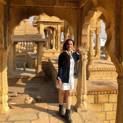 girl posing at Vyas Chhatri jaisalmer