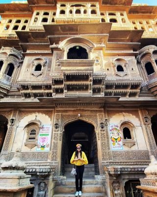 girl posing at Nathmal Ki Haveli jaisalmer , places to visit in Jaisalmer