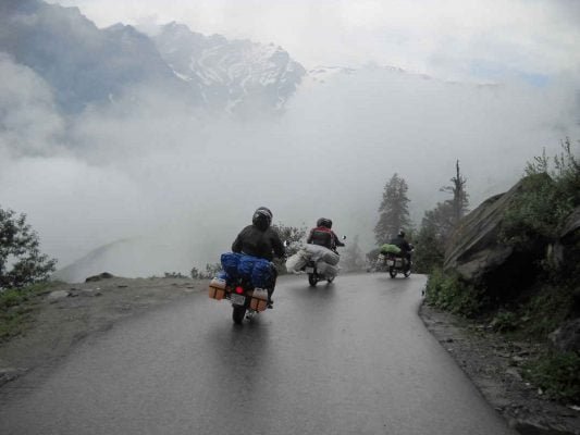 People riding bikes at Khardung La