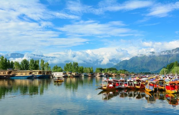 Houseboats And Shikaras On Dal Lake | Dal Lake Kashmir, Dal Lake Srinagar-Hikerwolf