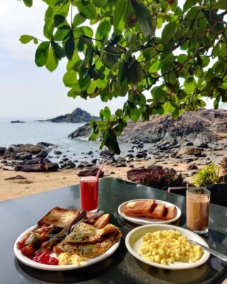 Tasty Breakfast At Beach - Gokarna trip | Hikerwolf