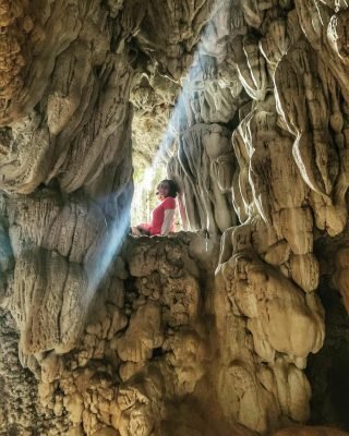 Girl Posing In Maswami Caves |Meghalaya Tour Packages - Hikerwolf