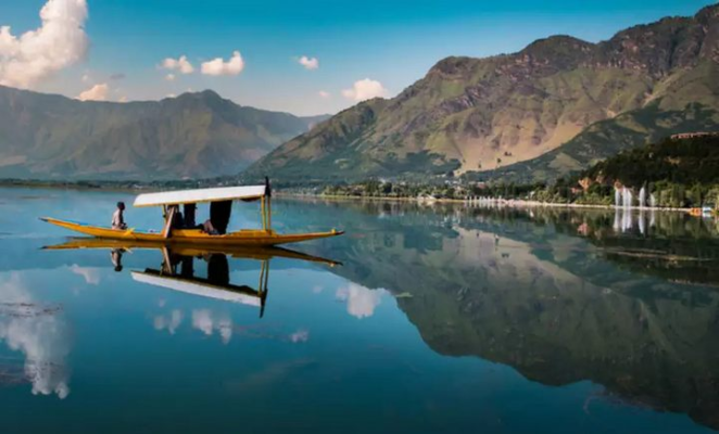 A Picture Of The Dal Lake | Dal Lake Kashmir-Hikerwolf